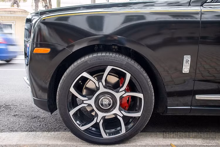 Không chỉ thay đổi màu ngoại thất, chiếc SUV siêu sang Rolls-Royce Cullinan còn sở hữu bộ mâm 22 inch hợp kim 2 tông màu cùng cùm phanh màu đỏ tương tự bản Black Badge. Ở phía trước lưới tản nhiệt của xe cũng được thay đổi tối màu, biểu tượng Spirit of Ecstasy - "Thiếu phụ bay" được chế tác lại bằng crom tối màu, bản tiêu chuẩn sẽ là màu trắng. Bước sang phần đuôi, Rolls-Royce Cullinan có ống xả độ lại với crom tối màu 2 bên.