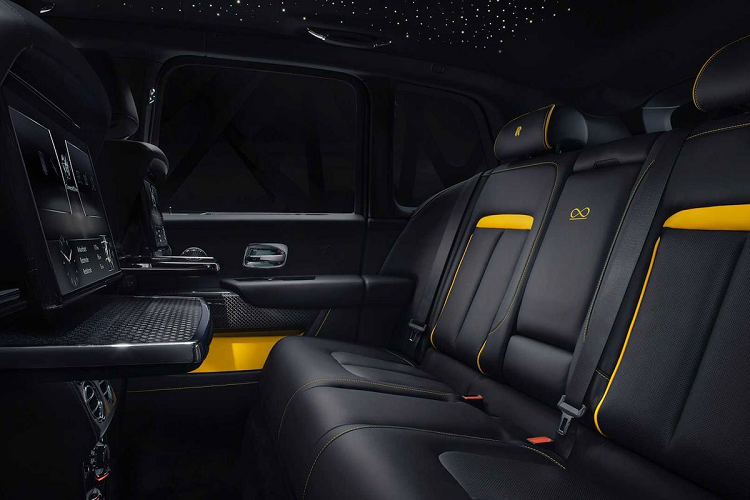 Ở phiên bản Rolls-Royce Cullinan Black Badge chính hãng, khách hàng sẽ được trải nghiệm chiếc SUV hoàn toàn khác biệt với trần xe mô phỏng bầu trời sao tiêu chuẩn trên Cullinan. Thiết kế này tiêu tốn 1.344 sợi cáp quang và hiệu ứng sao băng hoàn toàn mới trên những dòng xe "tân binh" của thương hiệu Anh quốc.