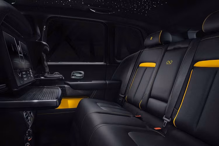 Ở phiên bản Rolls-Royce Cullinan Black Badge chính hãng, khách hàng sẽ được trải nghiệm chiếc SUV hoàn toàn khác biệt với trần xe mô phỏng bầu trời sao tiêu chuẩn trên Cullinan. Thiết kế này tiêu tốn 1.344 sợi cáp quang và hiệu ứng sao băng hoàn toàn mới trên những dòng xe "tân binh" của thương hiệu Anh quốc.