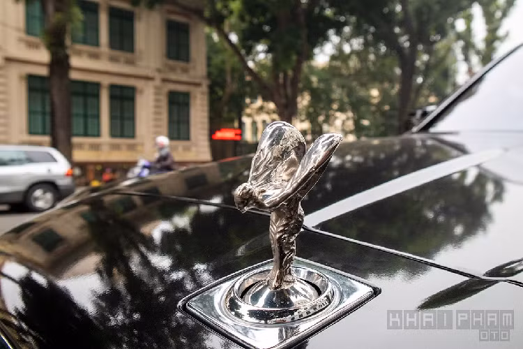 Thay đổi lớn nhất của chiếc xe hơi mới Rolls-Royce Cullinan độ phong cách Black Badge chính là màu ngoại thất đã chuyển từ Trắng thành Đen nhưng theo quan sát trực tiếp của chúng tôi thì đây không phải màu Đen tuyền mà khá giống Đen pha Xanh rêu rất lạ mắt. Ở quanh thân xe là đường coachline màu vàng đầy ấn tượng.
