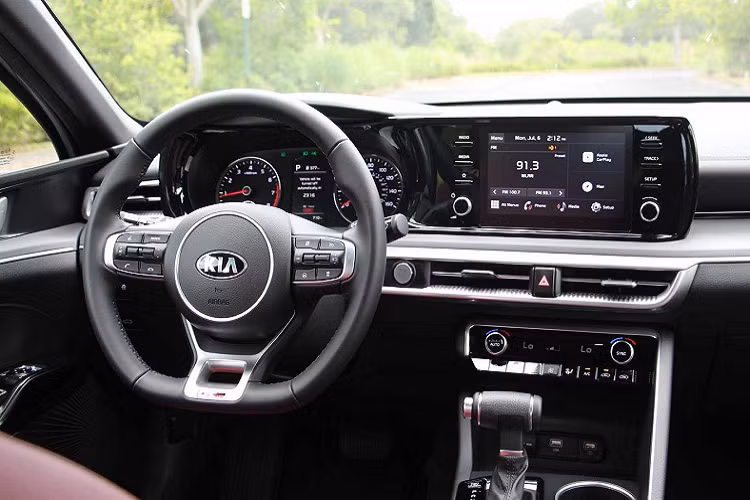 Kia K5 GT còn được tích hợp hệ thống treo tinh chỉnh thể thao và bộ la-zăng 19 inch. Bên trong, mẫu xe hơi mới có vô lăng thể thao với lẫy chuyển số, cổng sạc USB nằm trên bảng điều khiển trung tâm và đèn nội thất LED.