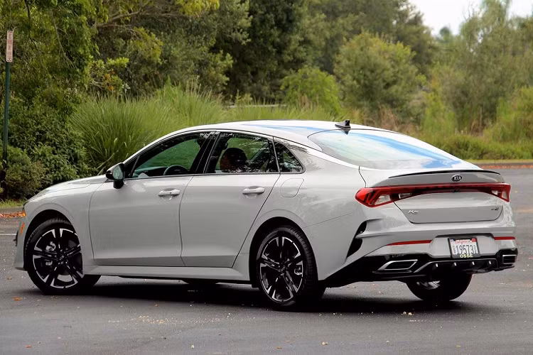 Được biết, các biến thể cấp thấp của Kia Optima thế hệ mới sử dụng động cơ tăng áp 1,6 lít 4 xi-lanh tạo ra công suất 180 mã lực. Ngoài ra, biến thể ô tô GT đi kèm động cơ tăng áp 2,5 lít I4 với công suất 290 mã lực và mô-men xoắn 422 Nm. Động cơ này kết hợp với hộp số tự động ly hợp kép 8 cấp.