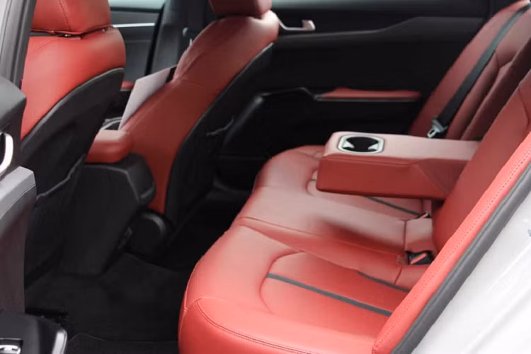 Tùy chọn chính cho biến thể đầu bảng của Kia Optima 2021 là gói trang bị GT1 Package trị giá 4.000 USD (93 triệu đồng). Gói trang bị này bổ sung thêm đèn pha LED. Bên trong, xe trang bị ghế trước thông gió và ghế hành khách chỉnh điện 10 hướng tích hợp đệm đỡ lưng.