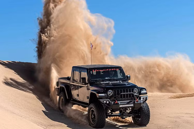 Một số thay đổi khác của Hennessey dành cho xe địa hình Jeep Gladiator phải kể đến như hệ thống đèn LED, cản trước, sau được thiết kế lại. Bên trong, nội thất được bọc da với logo Hennessey được thêu trên tựa đầu ghế.