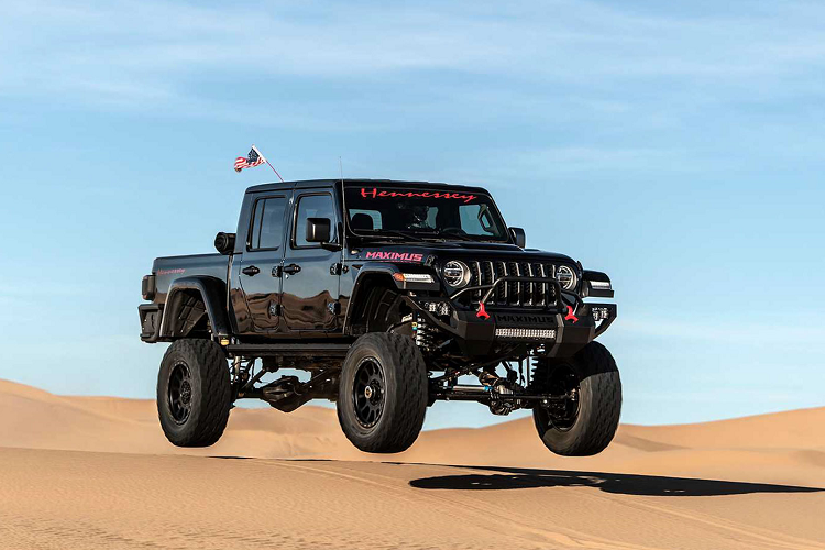 Để tối ưu hoá khả năng offroad, hệ thống treo mới của xe sẽ nâng chiếc xe cao thêm 6 inch (15,25cm) so với xe nguyên bản. Dàn chân của Maximus 1000 có cấu hình bao gồm bộ mâm mới, có kích thước 20 inch, được sơn đen nhám và bao bọc bởi lốp địa hình BFGoodrich A/T.