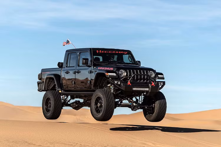 Để tối ưu hoá khả năng offroad, hệ thống treo mới của xe sẽ nâng chiếc xe cao thêm 6 inch (15,25cm) so với xe nguyên bản. Dàn chân của Maximus 1000 có cấu hình bao gồm bộ mâm mới, có kích thước 20 inch, được sơn đen nhám và bao bọc bởi lốp địa hình BFGoodrich A/T.