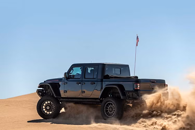 Tuy nhiên sức mạnh này chưa là gì so với gói độ cao cấp nhất tên HPE1000 mà khách hàng có thể chi trả để sở hữu một chiếc Maximus 1000 có công suất lên đến 1000 mã lực và momen xoắn 1264 Nm. Tất cả sức mạnh sẽ được truyền đến cả bốn bánh xe thông qua hộp số tự động 8 cấp.