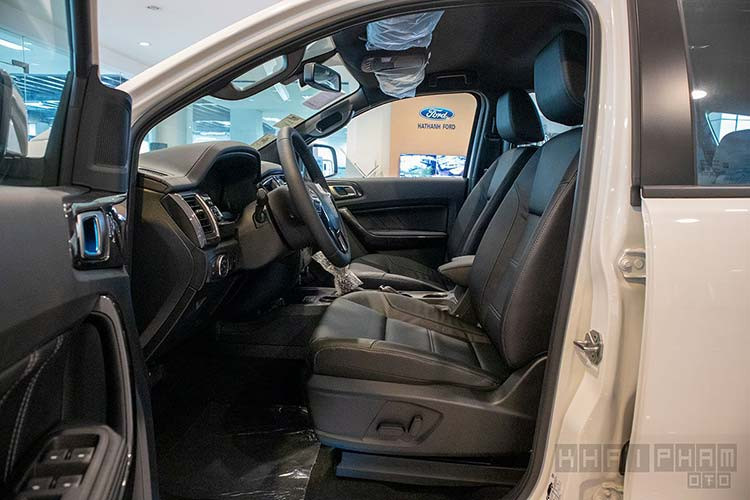 Ford Everest 2020 vẫn sử dụng ghế ngồi bọc da, hàng ghế trước có tính năng chỉnh điện 8 hướng nhưng vẫn chưa có nhớ vị trí. Hàng ghế thứ 3 xe Ford Everest có tính năng gập điện hơn hẳn đối thủ Toyota Fortuner. hàng loạt công nghệ cao cấp trên bản 2 cầu gồm: Hệ thống kiểm soát hành trình thích ứng (Adaptive Cruise Control), hệ thống cảnh báo va chạm phía trước với phanh tự động khẩn cấp (AEB), kiểm soát áp suất lốp, hệ thống hỗ trợ đỗ xe chủ động Automated Parking.