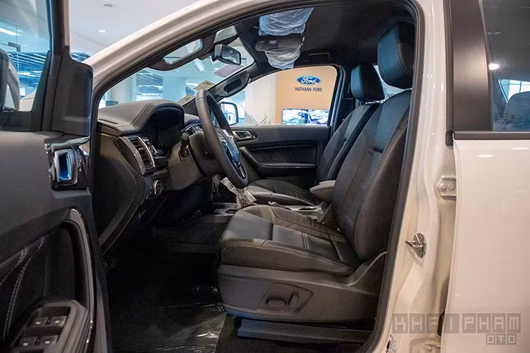 Ford Everest 2020 vẫn sử dụng ghế ngồi bọc da, hàng ghế trước có tính năng chỉnh điện 8 hướng nhưng vẫn chưa có nhớ vị trí. Hàng ghế thứ 3 xe Ford Everest có tính năng gập điện hơn hẳn đối thủ Toyota Fortuner. hàng loạt công nghệ cao cấp trên bản 2 cầu gồm: Hệ thống kiểm soát hành trình thích ứng (Adaptive Cruise Control), hệ thống cảnh báo va chạm phía trước với phanh tự động khẩn cấp (AEB), kiểm soát áp suất lốp, hệ thống hỗ trợ đỗ xe chủ động Automated Parking.