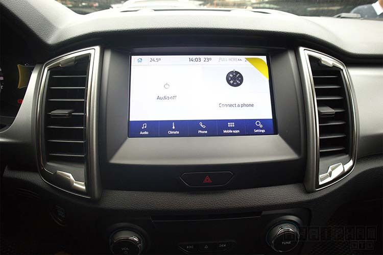 Ngoài ra, phiên bản mới sẽ được bổ sung hệ thống giải trí SYNC 3.4 trên màn hình cảm ứng 8 inch cùng hệ thống âm thanh 8 loa. Ngoài ra, Ford Everest còn được bổ sung ổ cắm USB ở trên gương chiếu trong hỗ trợ hệ thống camera hành trình nhưng tiện nghi này chỉ có trên bản cao cấp nhất Ford Everest 2 cầu.