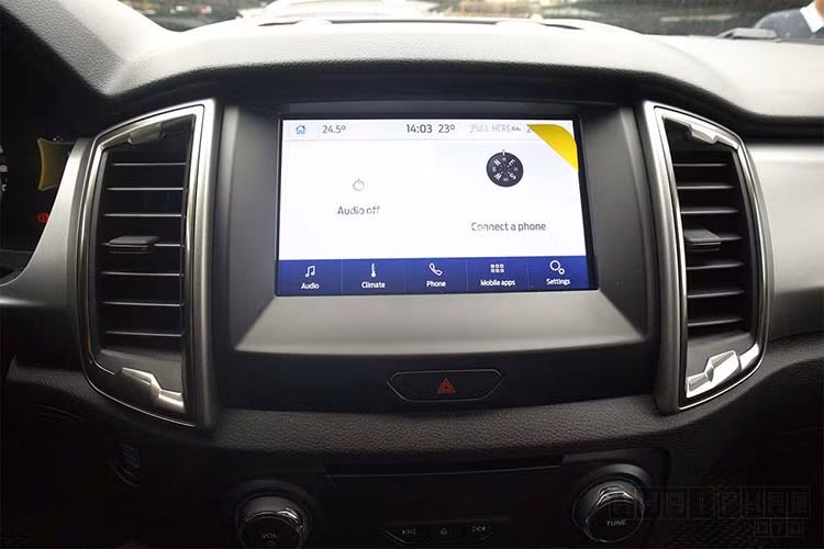 Ngoài ra, phiên bản mới sẽ được bổ sung hệ thống giải trí SYNC 3.4 trên màn hình cảm ứng 8 inch cùng hệ thống âm thanh 8 loa. Ngoài ra, Ford Everest còn được bổ sung ổ cắm USB ở trên gương chiếu trong hỗ trợ hệ thống camera hành trình nhưng tiện nghi này chỉ có trên bản cao cấp nhất Ford Everest 2 cầu.