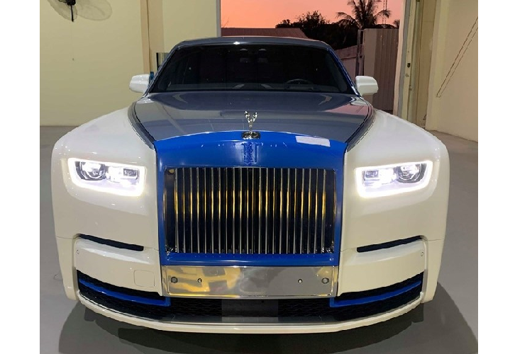 Việc một chiếc xe siêu sang Rolls-Royce Phantom VIII biển Lào vào Việt Nam đã gây bất ngờ cho không ít người mê xe trên khắp cả nước. Đây là chiếc xe "khủng" thứ 6 đeo biển Lào du nhập vào Việt Nam.