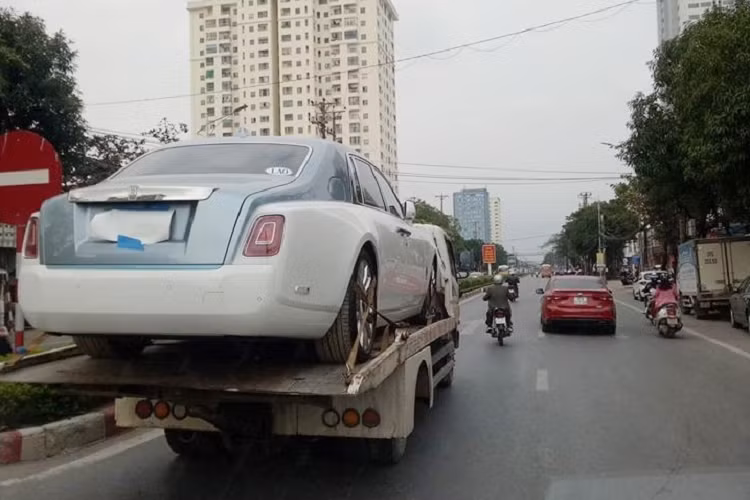 Sức mạnh được truyền tới bánh thông qua hộp số tự động 8 cấp với công nghệ "hỗ trợ vệ tinh" khi sang số, nhờ đó, xe có thể tăng tốc từ vị trí xuất phát lên 100 km/h chỉ trong thời gian 5,3 giây, nhanh hơn 0,4 giây so với thế hệ cũ. Giá xe Rolls-Royce Phantom VIII lên đến 420.325 đô la (tương đương 9,8 tỷ đồng) tại thị trường nước ngoài, còn ở tại Lào, hiện chưa rõ giá xe Rolls-Royce Phantom VIII là bao nhiêu.