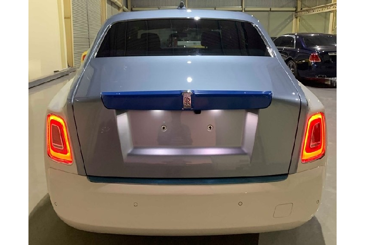 Đèn hậu LED của Rolls-Royce Phantom thế hệ thứ 8 cũng được thiết kế mới giúp người nhìn dễ dàng nhận ra đâu là sự khác biệt giữa Rolls-Royce Phantom đời mới và Rolls-Royce Phantom thế hệ thứ 7.