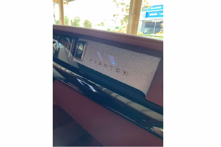 Chưa hết, bên trong khoang lái của Rolls-Royce Phantom thế hệ thứ 8 cũng được thiết kế lại với điểm nhấn là bảng táp-lô được trang trí chi tiết mang tên gọi The Gallery khá thú vị. Mẫu xe siêu sang này cũng được trang bị 2 màn hình màu TFT 12,3 inch.