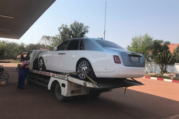 Chiếc xe siêu sang Rolls-Royce Phantom VIII mang biển Lào vào Việt Nam được vận chuyển bằng xe chuyên dụng có biển số của tỉnh Nghệ An. Được biết là trước khi về Hà Nội, chiếc Rolls-Royce Phantom thế hệ thứ 8 đã ở lại Nghệ An.