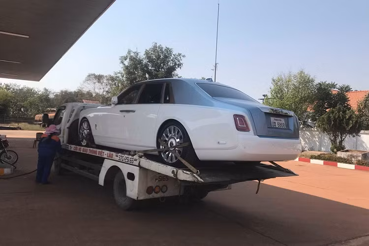 Chiếc xe siêu sang Rolls-Royce Phantom VIII mang biển Lào vào Việt Nam được vận chuyển bằng xe chuyên dụng có biển số của tỉnh Nghệ An. Được biết là trước khi về Hà Nội, chiếc Rolls-Royce Phantom thế hệ thứ 8 đã ở lại Nghệ An.