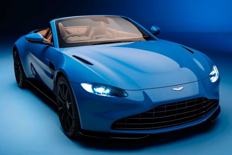 Có thể nói, siêu xe Aston Martin Vantage đáp ứng mọi kỳ vọng của bạn về một chiếc xe thể thao thực thụ với một ngoại thất tuyệt đẹp, khối động cơ V8 tăng áp kép hầm hố, khoang nội thất sang trọng và thậm chí là tùy chọn hộp số sàn 7 cấp thể thao. Thứ duy nhất còn thiếu từ model này có lẽ là một tấm mái có thể thay đổi linh họat. Tuy nhiên ngày hôm nay mọi thứ đã thay đổi, chiếc Aston Martin Vantage Roadster ra mắt và lần đầu tiên, bỏ đi cái tên "Volante".