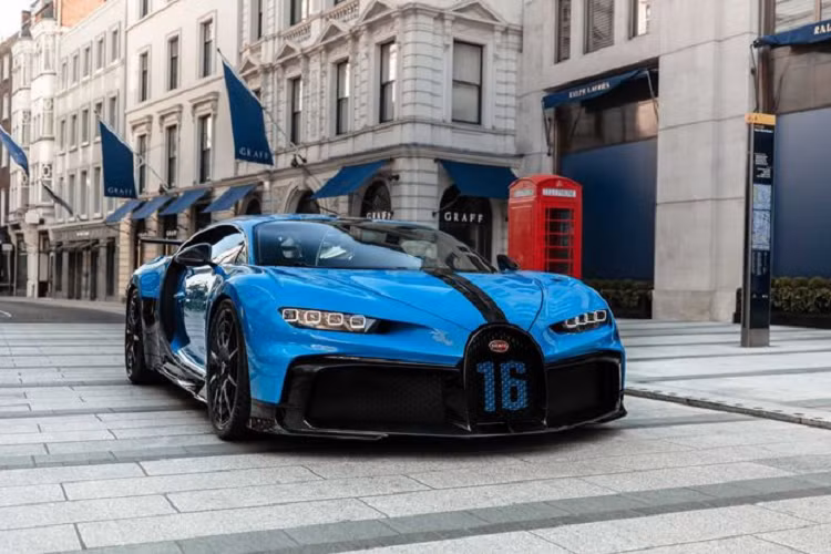 Chia sẻ về việc được chọn để làm nơi trưng bày siêu phẩm Bugatti Chiron Pur Sport, CEO Ken Choo của H.R. Owen nói: "Được đại diện cho một thương hiệu lừng lẫy như Bugatti luôn là một đặc quyền đối với chúng tôi, và chúng tôi rất vinh dự khi có thể mang đến cho khách hàng của mình cơ hội duy nhất để ngắm tận mắt Chiron Pur Sport ở Anh.