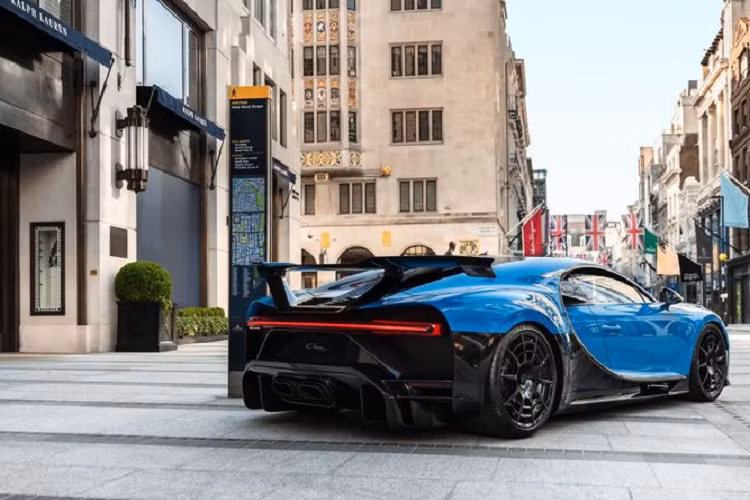 Hai trong số những thay đổi đáng chú ý khác của siêu xe Bugatti Chiron Pur Sport là hệ thống ống xả titanium được sản xuất theo công nghệ in 3D hiện đại và bộ mâm mới được chế tạo đặc biệt, bọc gọn trong lốp Michelin Sport Cup 2 R. Hai điều này giúp Chiron Pur Sport nhẹ hơn 50kg so với tiêu chuẩn.