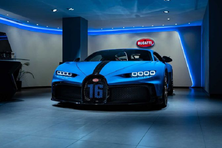 Ngoài khung gầm đã được điều chỉnh tích cực, Bugatti Chiron Pur Sport mới còn có hộp số mới cho tỉ số sang số gần nhau hơn 15%. Tất cả các tinh chỉnh trên đã khiến Pur Sport có thể tăng tốc ở bánh răng thứ 6 từ 56 km/h - 120 km/h nhanh hơn Chiron "tiêu chuẩn".