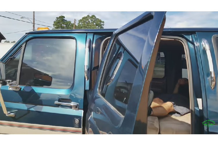 Thậm chí chiếc xe còn lắp một thiết bị phát hiện radar Whistler nhưng với đồng hộ tốc độ chỉ chạy lên 137 km/h, có lẽ thiết bị này không có đất dụng võ. Ở phía sau, chiếc ghế băng dài êm ái có thể gấp thành một chiếc giường.