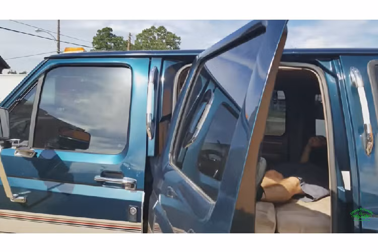 Thậm chí chiếc xe còn lắp một thiết bị phát hiện radar Whistler nhưng với đồng hộ tốc độ chỉ chạy lên 137 km/h, có lẽ thiết bị này không có đất dụng võ. Ở phía sau, chiếc ghế băng dài êm ái có thể gấp thành một chiếc giường.