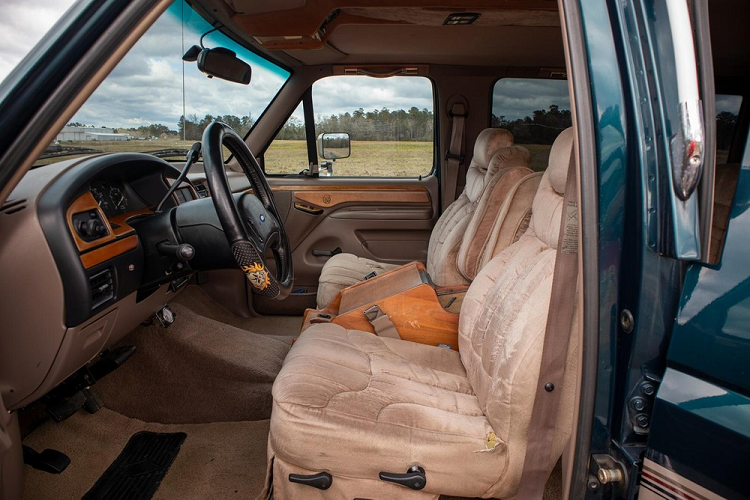 Chiếc F-350 Centurion có trang bị động cơ dầu tăng áp V8 Power Stroke dung tích 7.3 lít khổng lồ kết hợp một hộp số tự động 4 cấp và hệ dẫn động 4 bánh AWD. Không rõ chiếc xe này nặng bao nhiêu, nhưng có lẽ ngay cả khối động cơ 7.3 lít cũng không đủ sức giúp nó chạy nhanh.