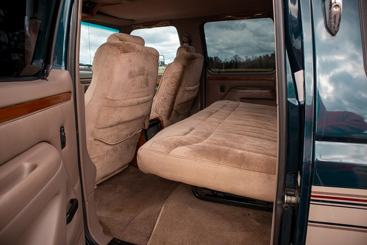 Không chỉ sở hữu một vẻ ngoài đặc biệt, chủ xe cũng lắp đặt hàng tá trang bị độ cho nội thất. Ví dụ, bên trong xe có ghế phía trước độ riêng mà trông giống như ghế salon phòng VIP hơn là ghế xe thông thường.