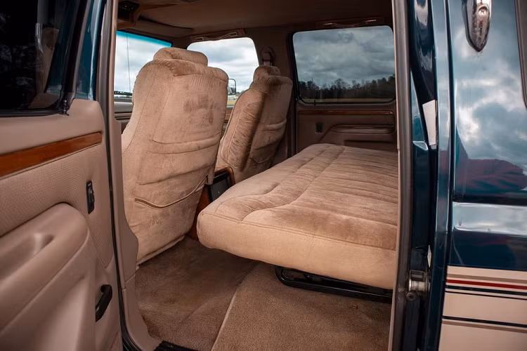 Không chỉ sở hữu một vẻ ngoài đặc biệt, chủ xe cũng lắp đặt hàng tá trang bị độ cho nội thất. Ví dụ, bên trong xe có ghế phía trước độ riêng mà trông giống như ghế salon phòng VIP hơn là ghế xe thông thường.