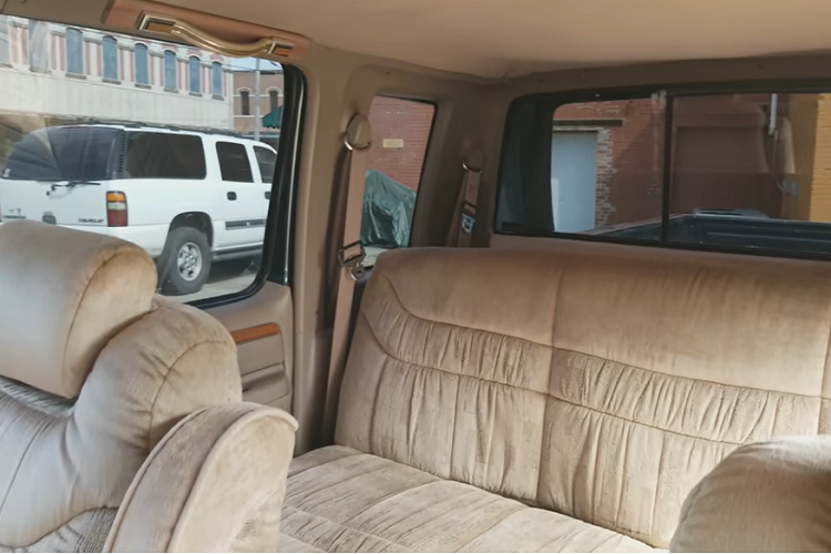 Chưa hết, nó còn có cụm điều khiển trung tâm ốp gỗ với một TV và đầu VCR tích hợp trong dành cho hành khách ghế sau và hoàn thiện với ô giữ cốc nóng và lạnh.