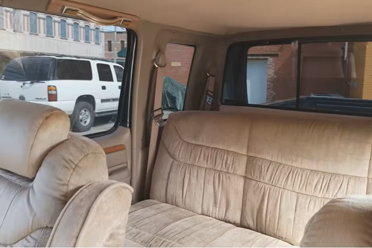 Chưa hết, nó còn có cụm điều khiển trung tâm ốp gỗ với một TV và đầu VCR tích hợp trong dành cho hành khách ghế sau và hoàn thiện với ô giữ cốc nóng và lạnh.