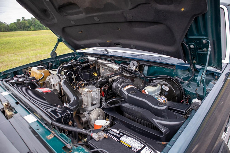 Ford F-350 Centurion “hàng độc” đang được đấu giá này đã độ đáng kể bề ngoài, trở nên to lớn, và hầm hố hơn. Đương nhiên, “trái tim” của một con quái vật to lớn thế này cũng không phải dạng vừa.