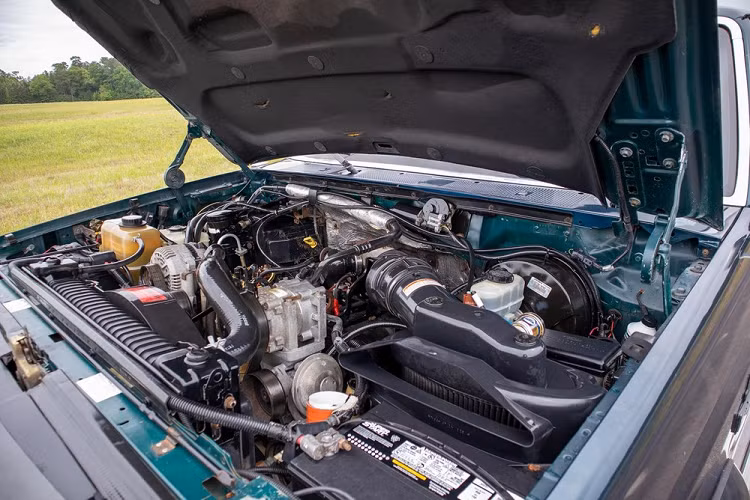 Ford F-350 Centurion “hàng độc” đang được đấu giá này đã độ đáng kể bề ngoài, trở nên to lớn, và hầm hố hơn. Đương nhiên, “trái tim” của một con quái vật to lớn thế này cũng không phải dạng vừa.