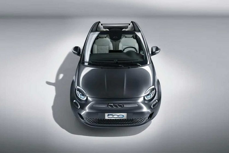 Ở mẫu xe điện Fiat 500e này, thiết kế vượt thời gian vẫn được giữ lại, tuy nhiên, một số thay đổi nhỏ được thực hiện để chiếc xe này hướng về tương lai hơn. Những thay đổi đáng chú ý trên mẫu xe này là thiết kế có phần trau chuốt và đơn giản hơn trước, trụ mui xe lớn hơn, đèn pha LED và cản trước với sự biến mất của lưới tản nhiệt. Logo Fiat phía trước cũng được lược bỏ, thay vào đó là logo 500 to bản.