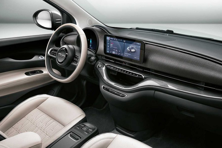 Bên trong, khoang lái được nâng cấp với màn hình giải trí kích thước 10,25 inch đặt ngang ngay giữa bảng táp-lô và bảng đồng hồ trung tâm sử dụng màn hình điện tử kích thước 7 inch. Những nút bấm trên xe được thiết kế theo hơi hướng những phím đàn piano. Một số thay đổi khác là vô-lăng đáy bằng cùng chỗ ngồi rộng rãi hơn cho hành khách khi sử dụng xe.