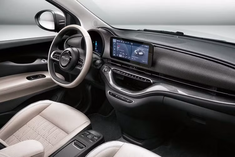 Bên trong, khoang lái được nâng cấp với màn hình giải trí kích thước 10,25 inch đặt ngang ngay giữa bảng táp-lô và bảng đồng hồ trung tâm sử dụng màn hình điện tử kích thước 7 inch. Những nút bấm trên xe được thiết kế theo hơi hướng những phím đàn piano. Một số thay đổi khác là vô-lăng đáy bằng cùng chỗ ngồi rộng rãi hơn cho hành khách khi sử dụng xe.