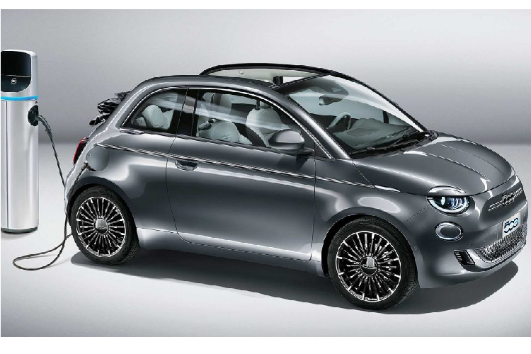 Fiat 500e hiện đã có thể được đặt hàng tại các đại lý Fiat khắp Châu Âu. Hãng sẽ bán ra phiên bản Launch Edition, giới hạn 500 chiếc. Giá xe Fiat 500e mới từ 37.500 Euro. Phiên bản đặc biệt này sẽ được trang bị đèn pha LED, ghế ngồi bọc da thân thiện với môi trường, mâm xe 17 inch, tất cả các công nghệ hỗ trợ người lái và ngoại thất ốp crom sáng.