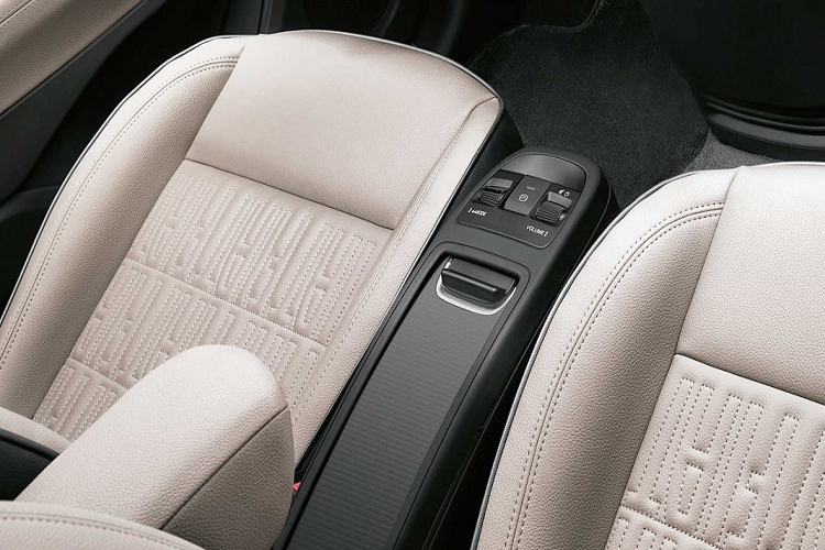 Xe được trang bị công nghệ Uconnect 5 có khả năng kết nối internet cũng như điều khiển thông qua điện thoại thông minh. Fiat trang bị cho mẫu xe này hệ thống hỗ trợ lái xe bao gồm phanh tự động, cảnh báo điểm mù, giữ làn đường và kiểm soát hành trình thích ứng.