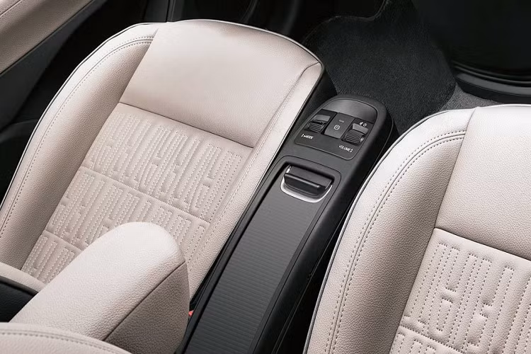 Xe được trang bị công nghệ Uconnect 5 có khả năng kết nối internet cũng như điều khiển thông qua điện thoại thông minh. Fiat trang bị cho mẫu xe này hệ thống hỗ trợ lái xe bao gồm phanh tự động, cảnh báo điểm mù, giữ làn đường và kiểm soát hành trình thích ứng.