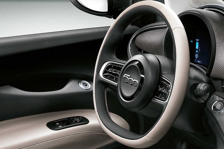 Fiat 500e sử dụng một động cơ điện cùng viên pin dung lượng 42 kWh để cung cấp năng lượng cho xe. Hệ thông động cơ điện này có thể tạo cho chiếc xe cỡ nhỏ này công suất cực đại 118 mã lực. Fiat cho biết chiếc xe có thể đạt 100 km/h trong 9 giây và tốc độ tối đa lên đến 150 km/h. 500e có ba chế độ lái, gồm Normal, Range và Sherpa. Chế độ Sherpa sẽ tối ưu hóa pin và khả năng vận hành của xe, mang đến cảm giác lái thú vị hơn.