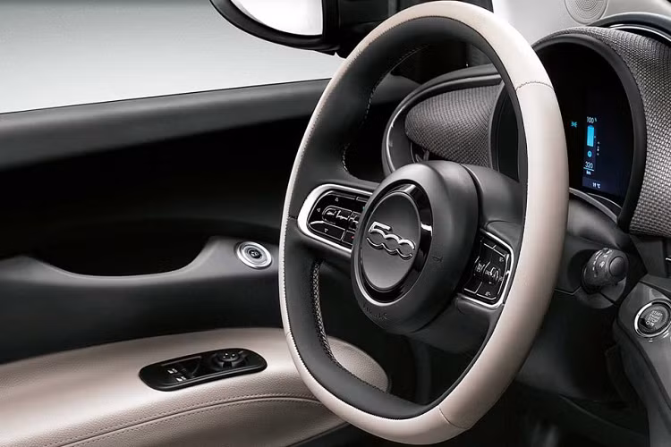 Fiat 500e sử dụng một động cơ điện cùng viên pin dung lượng 42 kWh để cung cấp năng lượng cho xe. Hệ thông động cơ điện này có thể tạo cho chiếc xe cỡ nhỏ này công suất cực đại 118 mã lực. Fiat cho biết chiếc xe có thể đạt 100 km/h trong 9 giây và tốc độ tối đa lên đến 150 km/h. 500e có ba chế độ lái, gồm Normal, Range và Sherpa. Chế độ Sherpa sẽ tối ưu hóa pin và khả năng vận hành của xe, mang đến cảm giác lái thú vị hơn.