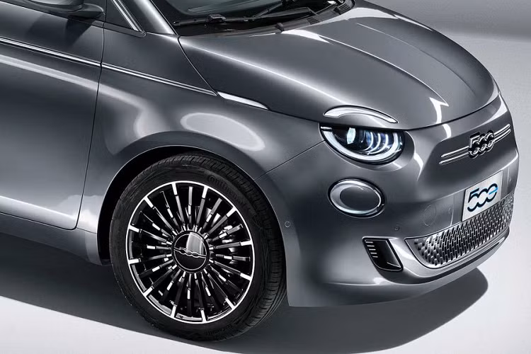 Với một lần sạc đầy, chiếc xe có thể di chuyển quãng đường đên đến trên 300 km. Việc sạc pin trên mẫu xe này cũng không có gì khó khăn khi nó chỉ cần khoảng 35 phút để sạc đầy 80% pin từ bộ sạc 85 kW. Sạc tại gia thông thường sẽ cần 14 giờ để nạp đầy pin cho xe.