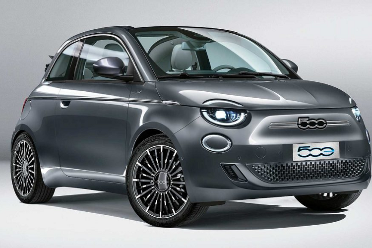 Theo công bố của Fiat, chiếc xe mở ra chương mới của Fiat 500 – 500e đã được hãng phát triển lại từ đầu và sẽ không thay thế dòng sản phẩm Fiat 500 2021 mới đang có mặt trên thị trường. Chiếc xe mới sẽ được sản xuất tại Turin trong khi những chiếc Fiat sử dụng động cơ đốt trong và động cơ hybrid vẫn sẽ được tiếp tục sản xuất tại Ba Lan.