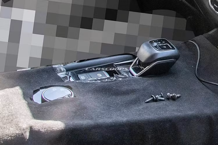 Bước vào bên trong Nissan X-Trail 2021, người lái được chào đón bằng không gian nội thất nâng cấp với chất lượng cao cấp hơn và công nghệ hiện đại. Trước mặt người lái là vô lăng đáy phẳng thể thao và bảng đồng hồ kỹ thuật số mới.