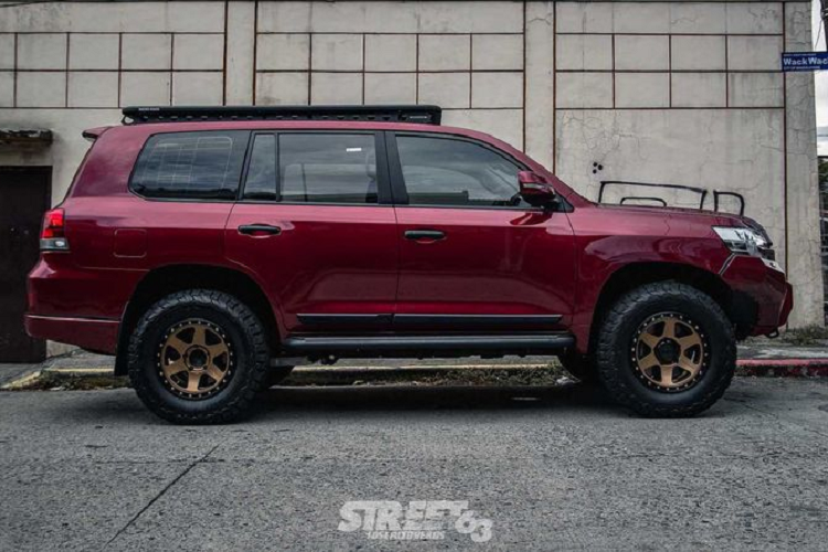 Làm tròn các nâng cấp của Atoy Customs là bộ mâm Method 310 Con-6 18x9, bọc gọn trong lốp mọi địa hình BF Goodrich KO2 All-Terrain. Mức giá xe Toyota Land Cruiser độ Atoy Customs chưa được công bố.