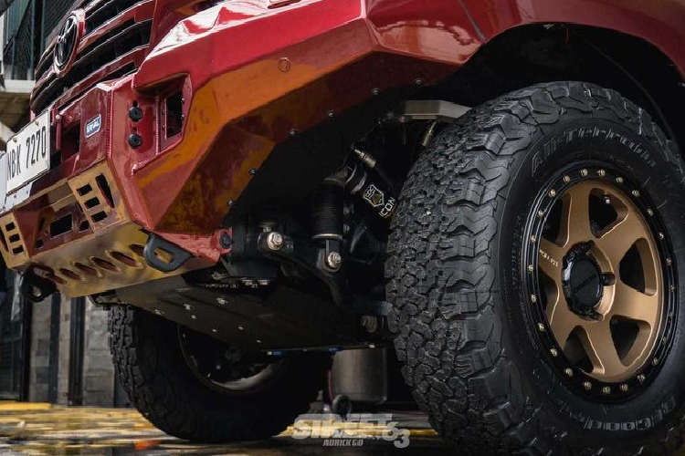 Chính những thử thách này đã khiến Atoy Customs nảy ra ý tưởng về một chiếc Toyota Land Cruiser của Manila. Được chụp và giới thiệu bởi Street63, chiếc LC200 này được chế tạo đặc biệt để vượt qua được cả rừng rậm đô thị và rừng rậm nhiệt đời.