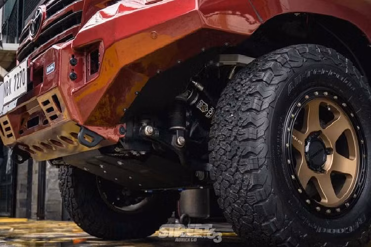 Chính những thử thách này đã khiến Atoy Customs nảy ra ý tưởng về một chiếc Toyota Land Cruiser của Manila. Được chụp và giới thiệu bởi Street63, chiếc LC200 này được chế tạo đặc biệt để vượt qua được cả rừng rậm đô thị và rừng rậm nhiệt đời.