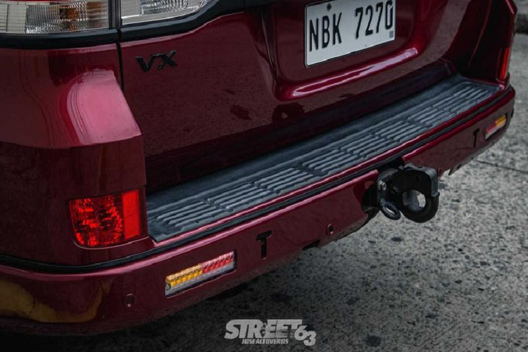 Metro Manila sở hữu những con đường có tới 6 làn với sự tham gia "hổ lốn" của ô tô và xe máy, mặt đường dày chịt những ổ gà lớn nhỏ - đủ để phá hủy hệ thống treo của những chiếc crossover cỡ nhỏ. Chưa kể, lũ lụt còn thường xuyên xuất hiện càng khiến điều kiện lái xe trở nên khắc nghiệt.