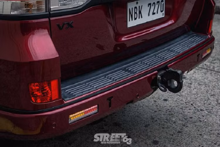 Metro Manila sở hữu những con đường có tới 6 làn với sự tham gia "hổ lốn" của ô tô và xe máy, mặt đường dày chịt những ổ gà lớn nhỏ - đủ để phá hủy hệ thống treo của những chiếc crossover cỡ nhỏ. Chưa kể, lũ lụt còn thường xuyên xuất hiện càng khiến điều kiện lái xe trở nên khắc nghiệt.